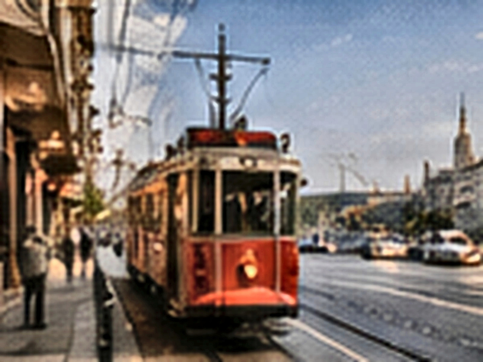 Karaköy sokak dokusu içinde geçen tramvay hattı ve tarihi cephelerin birlikte görünümü